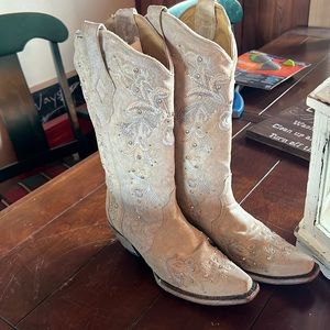 8.5M corral cowgirl boots. Worn once for wedding. Small snag shown in picture.